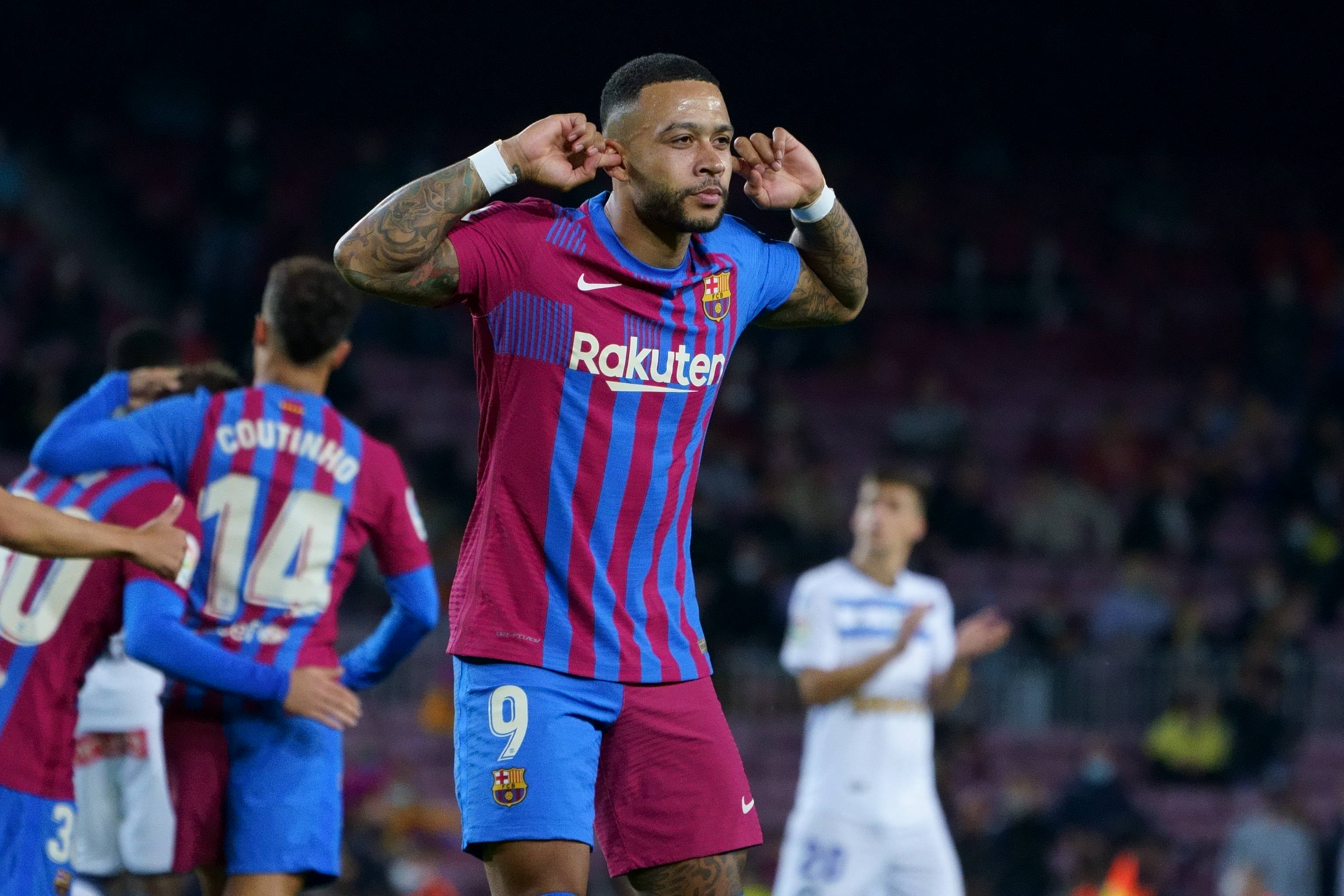 爱游戏中国- 西甲常规赛对决在即！广州队演练定位球，洛杉矶快船密集防守应对